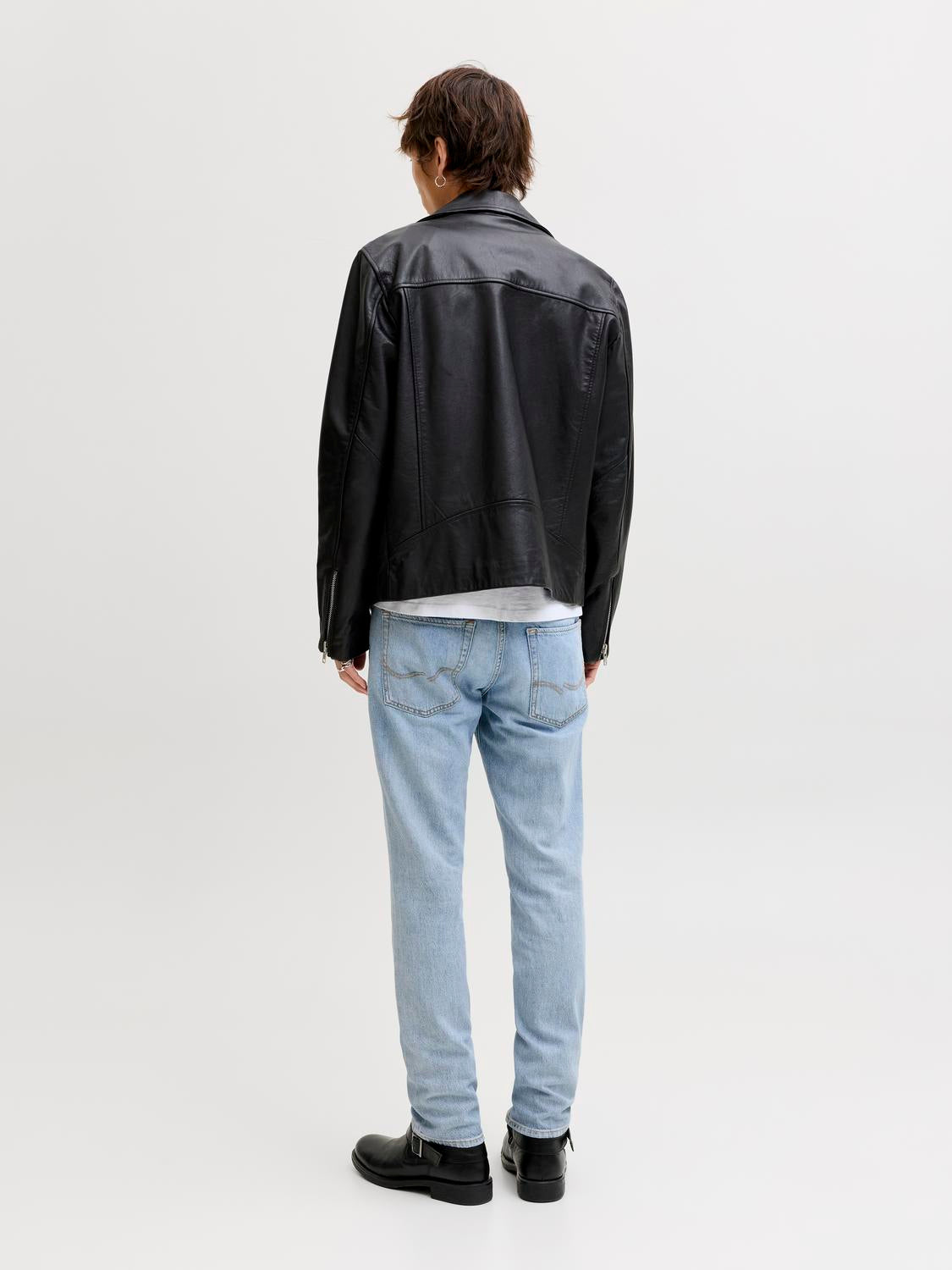 model_shot-back